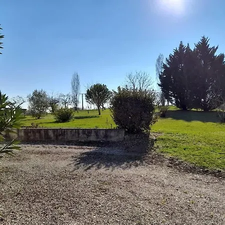Maison Chaleureuse Avec Un Grand Jardin Verdoyant *