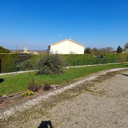 Maison Chaleureuse Avec Un Grand Jardin Verdoyant Bourgougnague