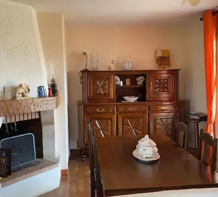 Maison Chaleureuse Avec Un Grand Jardin Verdoyant Bourgougnague