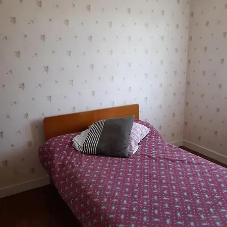 Maison Chaleureuse Avec Un Grand Jardin Verdoyant *